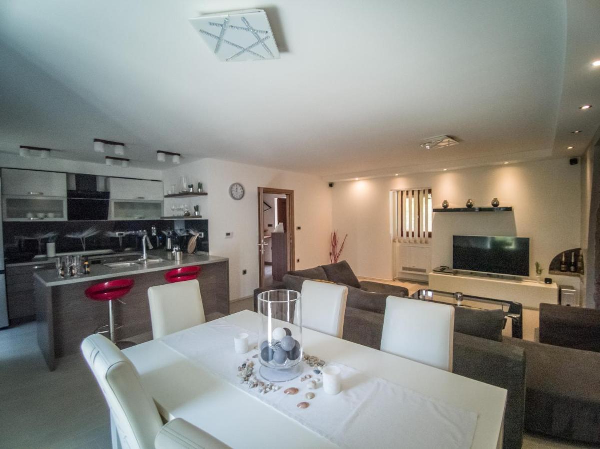 Holiday House Tos-Vila With Heated Pool Vrbnik Kültér fotó