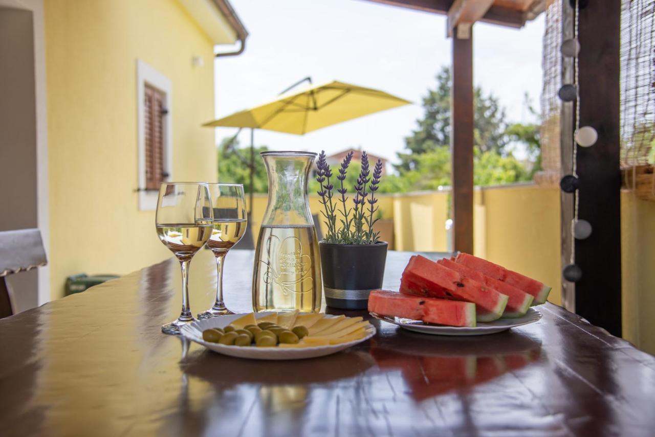 Holiday House Tos-Vila With Heated Pool Vrbnik Kültér fotó